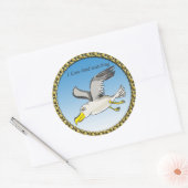 Cartoonseemöwefliegen obenliegend mit einem runder aufkleber (Umschlag)