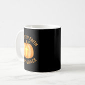 Carved By Faith Lit By Grace Pumpkin Cross Christi Kaffeetasse (Vorderseite Links)