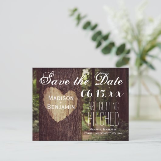 Carved Heart Rustic Tree Save the Date Postkarten (Stehend Vorderseite)