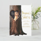 Carved Heart Tree Stump Rustikales Foto Sweet 16 Einladung (Stehend Vorderseite)