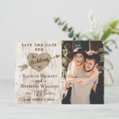 Carved Heart Tree Wedding Foto Save the Date (Stehend Vorderseite)