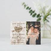 Carved Heart Tree Wedding Foto Save the Date Ankündigungspostkarte (Stehend Vorderseite)