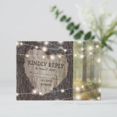 Carved Heart Tree Wedding RSVP Karte (Stehend Vorderseite)