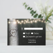 Carved Initials Birch Tree Wedding RSVP Cards Karte (Stehend Vorderseite)