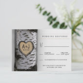 Carved Initials Birch Tree Wedding RSVP Cards Karte (Stehend Vorderseite)