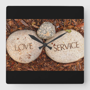 Carved "Love" Service Stones Quadratische Wanduhr