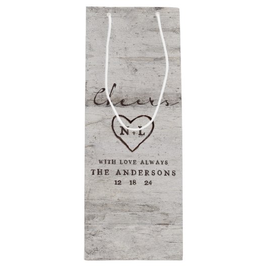 Carved Sweethearts Rustic Birch Cheers Wedding Geschenktüte Für Weinflaschen (Vorderseite)