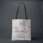 Carved Sweethearts Rustic Birch Monogram Bride Tasche<br><div class="desc">Carved Sweethearts Rustic Birch Wood mit Aged Gray & Off White Birch Tree Barke Design, und eine bedrückte Patina verwitterte Aussehen. Dieses wiedergewonnene Holzdesign zeichnet sich durch die Initialen des Paares aus, die in die Herzform des Baumes eingemeißelt sind. Auch bedrängte Typografie Land chic Schriftart, zusammen mit einem eleganten Vintagen...</div>