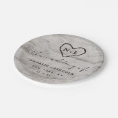 Carved Sweethearts Rustic Birch Wedding Monogram Pappteller (Schrägansicht)