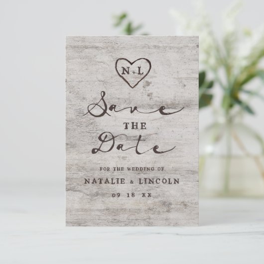 Carved Sweethearts Rustic Birch Wood Monogram Save The Date (Stehend Vorderseite)