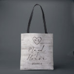 Carved Sweethearts Rustic Birch Wood Trauzeugin Tasche<br><div class="desc">Carved Sweethearts Rustic Birch Wood mit Aged Gray & Off White Birch Tree Barke Design, und eine bedrückte Patina verwitterte Aussehen. Dieses wiedergewonnene Holzdesign zeichnet sich durch die Initialen des Paares aus, die in die Herzform des Baumes eingemeißelt sind. Auch bedrängte Typografie Land chic Schriftart, zusammen mit einem eleganten Vintagen...</div>