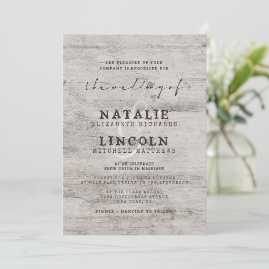 Carved Sweethearts Rustic Birch Wood Tree Wedding Einladung (Stehend Vorderseite)