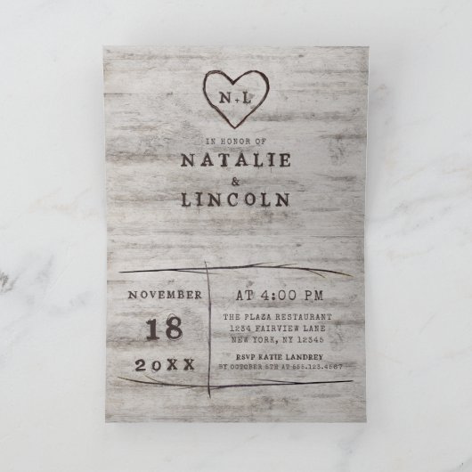 Carved Sweethearts Rustic Couple's Polterabend Einladung (Innenseite)