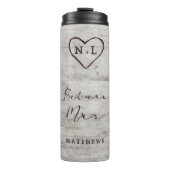 Carved Sweethearts Rustic Monogram Future Mrs. Thermosbecher (Vorderseite)