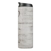 Carved Sweethearts Rustic Monogram Future Mrs. Thermosbecher (Nach rechts gedreht)