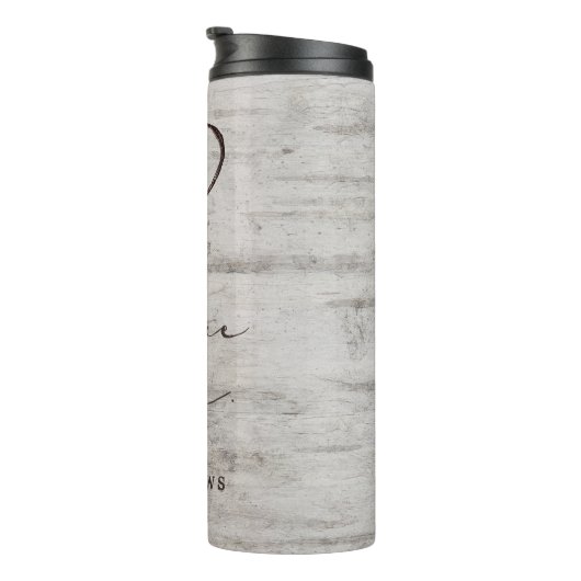 Carved Sweethearts Rustic Monogram Future Mrs. Thermosbecher (Nach rechts gedreht)