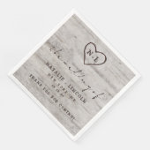 Carved Sweethearts Rustic Wedding Monogram Dinner Serviette (Ecke)