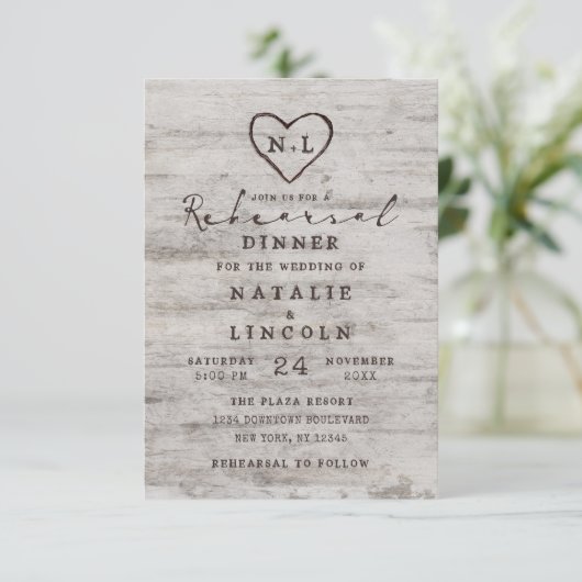 Carved Sweethearts Rustic Wedding Probe Dinner Einladung (Stehend Vorderseite)