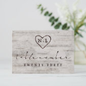 Carved Sweethearts Rustic Wedding Tischnummern (Stehend Vorderseite)