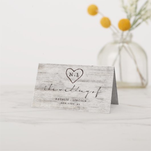 Carved Sweethearts Rustikal Reservierte Hochzeit f Platzkarte (Rückseite)