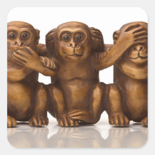 Carving of three wooden monkeys quadratischer aufkleber
