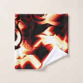 Carvingfeuer auf dunkelrotem Hintergrund Badhandtuch Set (Waschlappen)