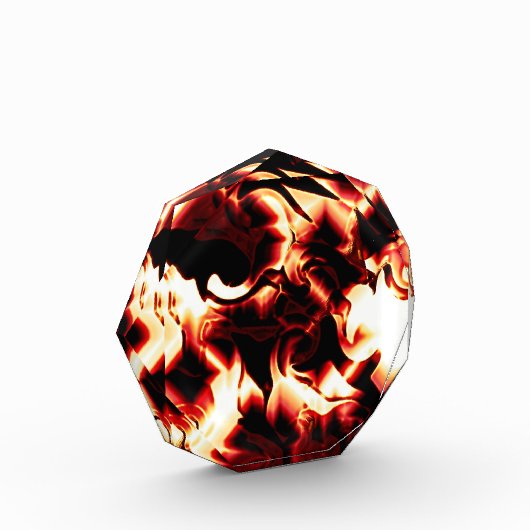 Carvingfeuer auf dunkelrotem Hintergrund Fotoblock (Links)