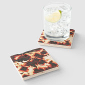 Carvingfeuer auf dunkelrotem Hintergrund Steinuntersetzer (Seitenansicht)