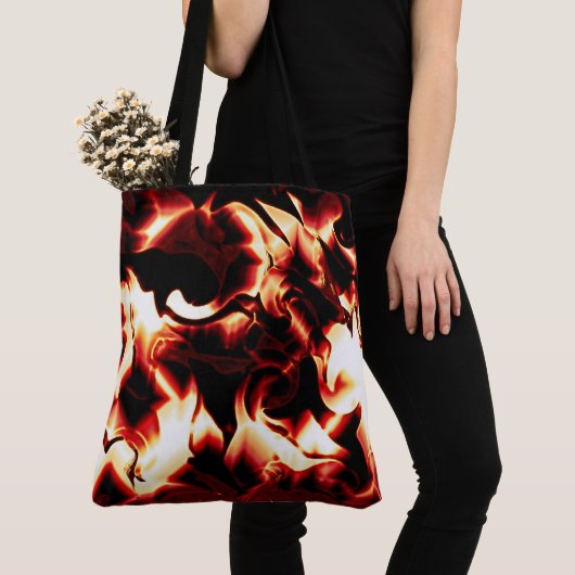 Carvingfeuer auf dunkelrotem Hintergrund Tasche (Von Nahem)