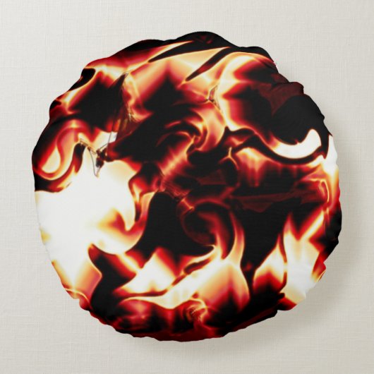 Carvingfeuer auf dunklem Hintergrund Rundes Kissen (Rückseite)