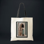 Casablanca--Frau an der Moschee Tragetasche<br><div class="desc">Moschee Hassan II in Casablance--Frau,  die vorbei in lokales Kleid überschreitet.</div>