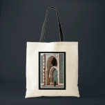 Casablanca--Frau an der Moschee Tragetasche<br><div class="desc">Moschee Hassan II in Casablance--Frau,  die vorbei in lokales Kleid überschreitet.</div>