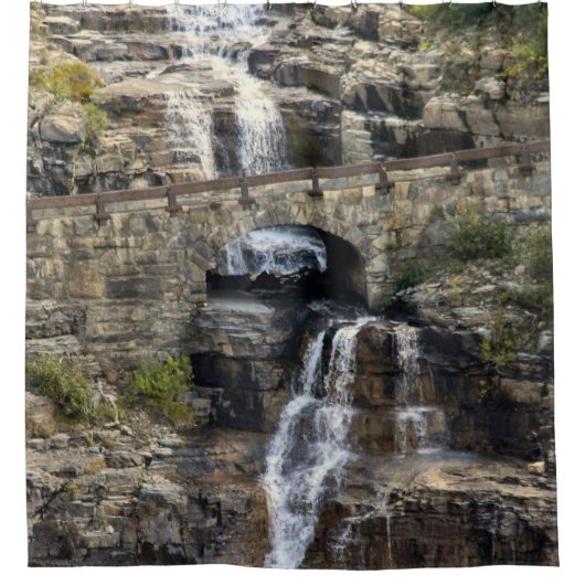 Cascading Through Stone Duschvorhang (Vorderseite)