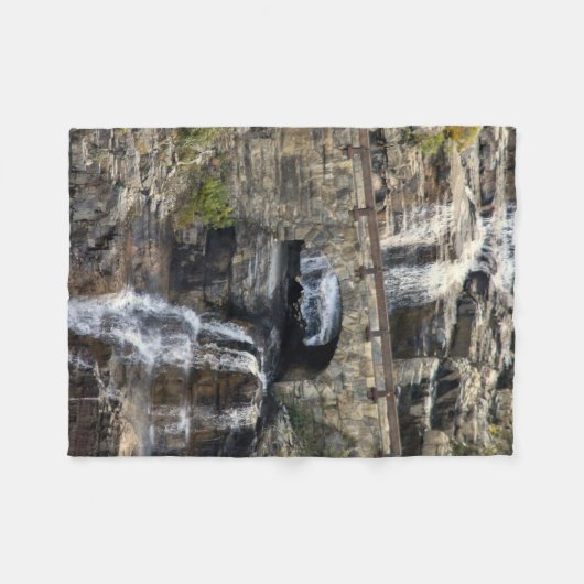 Cascading Through Stone Fleecedecke (Vorderseite (Horizontal))