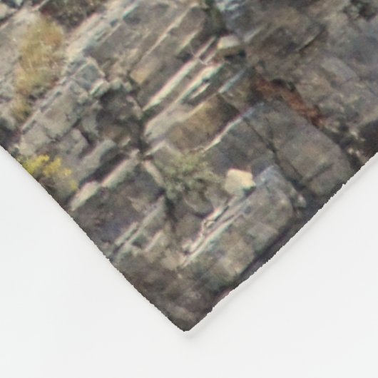 Cascading Through Stone Fleecedecke (Ecke)