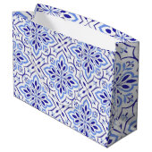 Cascais Elegance Delicate Blue Mediterranean Große Geschenktüte (Rückseite Schrägansicht)