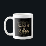 Cash ist König _Tasse Kaffeetasse<br><div class="desc">Eine saubere und einfache Tasse mit der Phrase "Cash ist König" in einem modernen Schriftart,  vielleicht metallisch oder mit einem subtilen Gradienteneffekt.</div>
