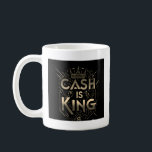 Cash ist König _Tasse Kaffeetasse<br><div class="desc">Eine saubere und einfache Tasse mit der Phrase "Cash ist König" in einem modernen Schriftart,  vielleicht metallisch oder mit einem subtilen Gradienteneffekt.</div>