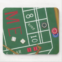 Casino Craps Tisch mit Chips und Würfeln