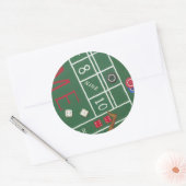 Casino Craps Tisch mit Chips und Würfeln Runder Aufkleber (Umschlag)