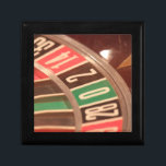 Casino Gambling Roulette Rad Vintag Retro Stil Erinnerungskiste<br><div class="desc">Ein nahes Bild eines Casino Roulette-Rads mit großen Zahlen. Die Farben erinnern an Retro-Designs aus den 50er Jahren und die Zahlen haben ein verblasstes Vintages Aussehen für sie.</div>