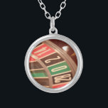 Casino Gambling Roulette Rad Vintag Retro Stil Versilberte Kette<br><div class="desc">Ein nahes Bild eines Casino Roulette-Rads mit großen Zahlen. Die Farben erinnern an Retro-Designs aus den 50er Jahren und die Zahlen haben ein verblasstes Vintages Aussehen für sie.</div>