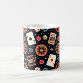 Casino-Musterdesign auf Schwarz Kaffeetasse (Mittel)
