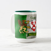 Cassidy Irish Shield mit/einer beschädigten persön Zweifarbige Tasse (Vorderseite Links)