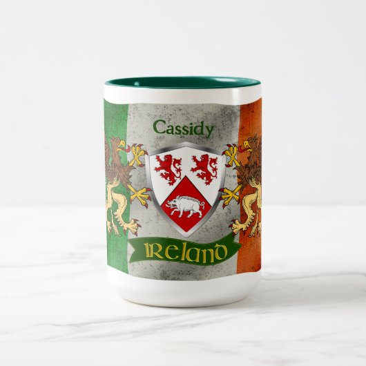 Cassidy Irish Shield mit/einer beschädigten persön Zweifarbige Tasse (Mittel)