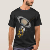Cassini Huygens bei Saturn T-Shirt (Vorderseite)