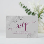 Cassis on Gray Silver Lace Calligraphy Wedding RSVP Karte (Stehend Vorderseite)