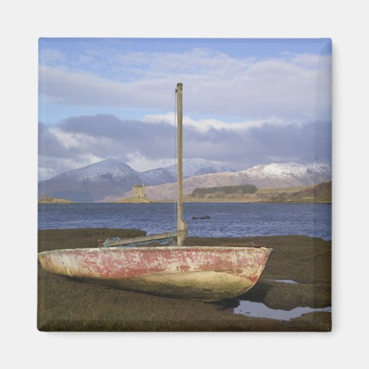 Castle Stalker mit Fischerboot im Magnet (Vorne)