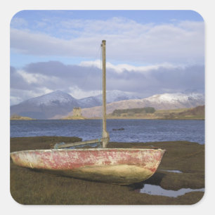 Castle Stalker mit Fischerboot im Quadratischer Aufkleber