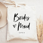 Casual Script | Chic Simple Bridesmaid Geschenk Tragetasche<br><div class="desc">Diese stilvolle und schicke Geschenktasche aus Brautparty besticht durch eine moderne,  lässige Typografie mit schwarzer Schrift,  in der "Bridesmaid" steht,  sowie durch ein trendig gezinktes Herz,  das ihren Namen in einem fett gedruckten Text trägt. Das perfekte Hochzeitsgeschenk für Ihre gesamte Hochzeitsfeier.</div>